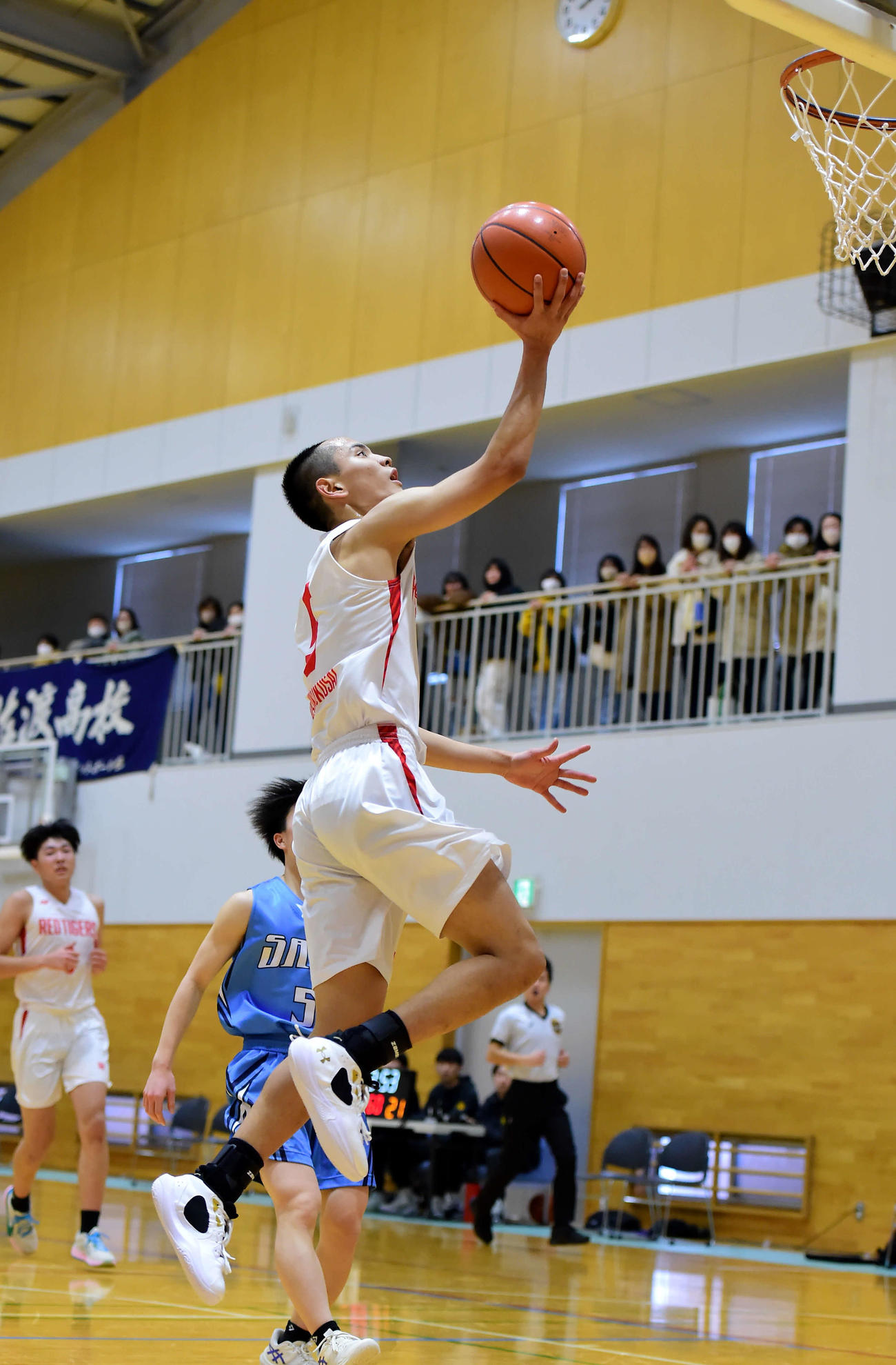 第1Q、レイアップシュートを放つ開志国際・平良（撮影・大島享也）