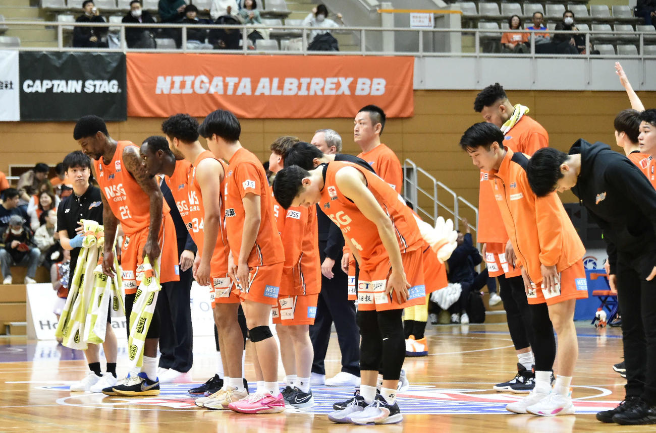 試合後、観客席に一礼する新潟の選手たち