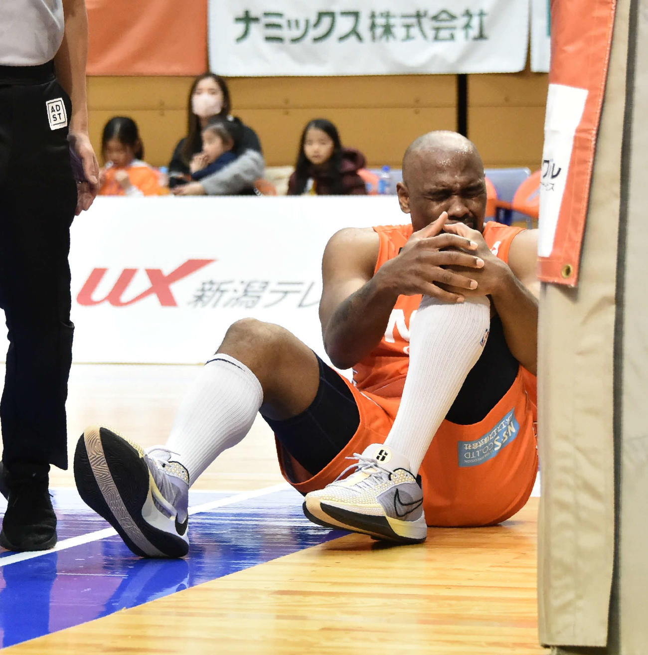 第4Q終了直前、接触プレーで転倒し、左膝を押さえる新潟デイヴィス
