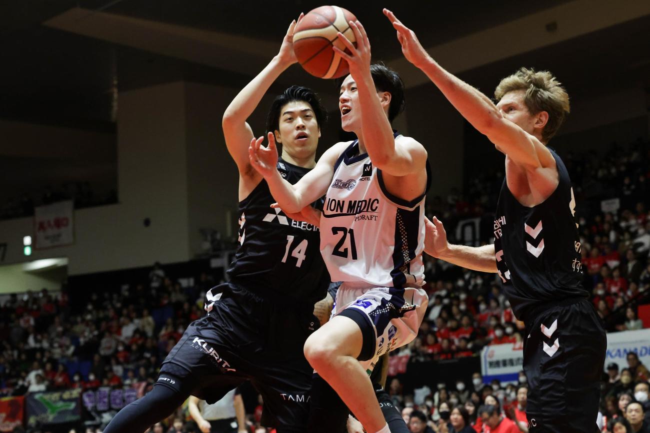 相手に囲まれ、パスカットされる仙台渡部（中央）（C）B．LEAGUE