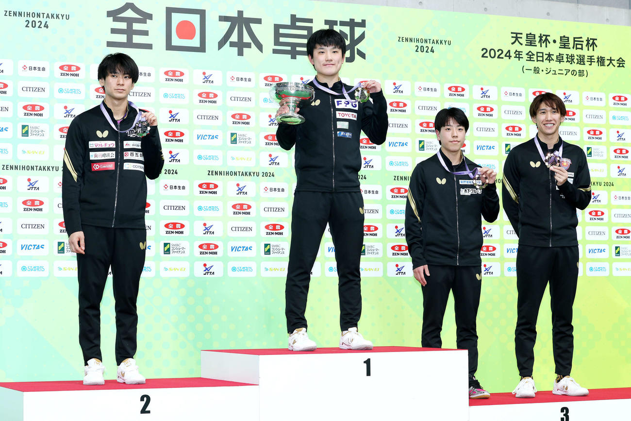 表彰式で写真に納まる男子シングルスの、左から2位の戸上、優勝の張本、3位の篠塚、吉村（撮影・河田真司）
