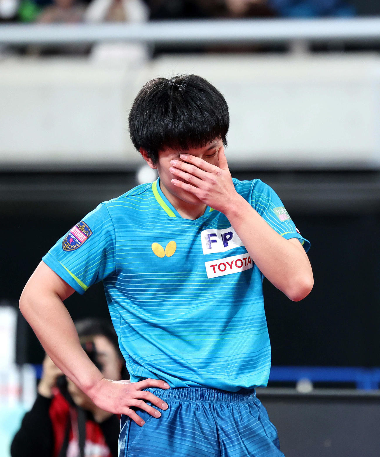 男子シングルスで優勝を果たし、手で顔を覆う張本（撮影・河田真司）