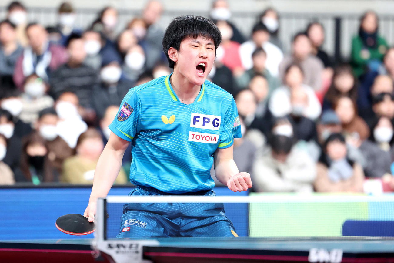 男子シングルス決勝　ポイントを奪い、雄たけびを上げる張本（撮影・河田真司）