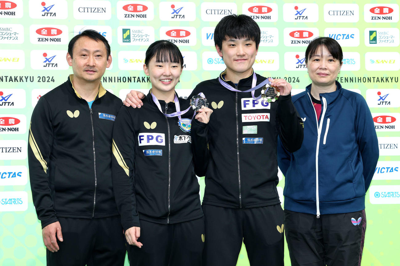 表彰式後、父でコーチの宇さん（左）、母・凌さん（右）と写真に納まる張本美（左から2人目）と張本智（撮影・河田真司）