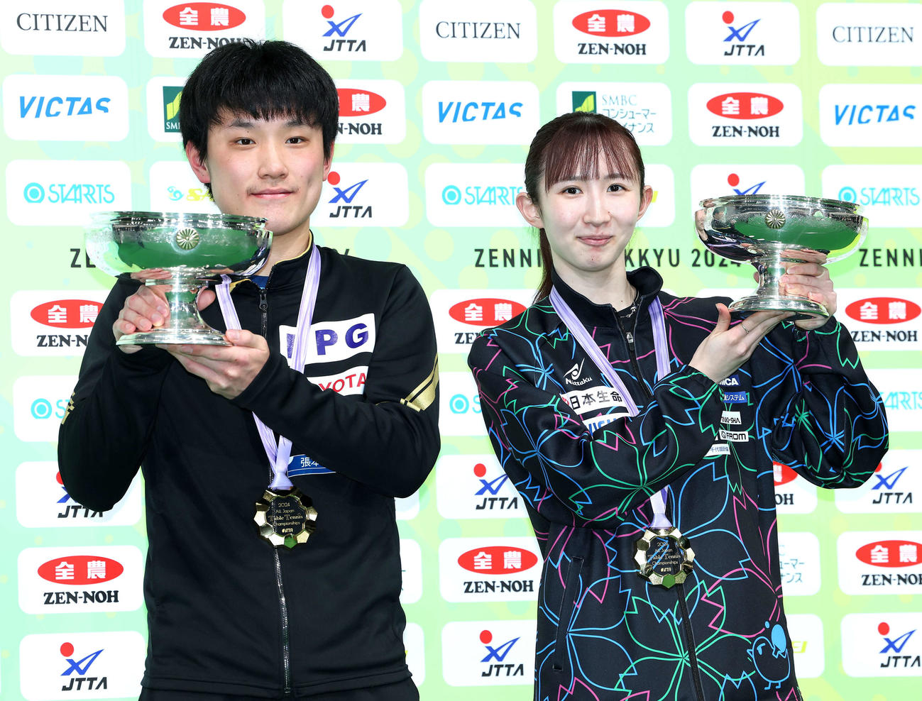 表彰式後、天皇杯を手に写真に納まる張本（左）と早田（撮影・河田真司）