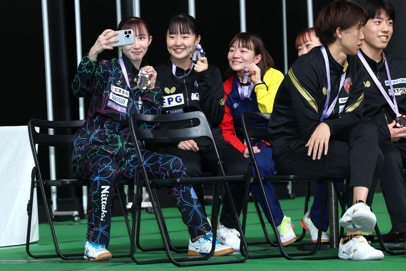 表彰式後、記念撮影する、左から早田、張本、横井、赤江（撮影・河田真司）