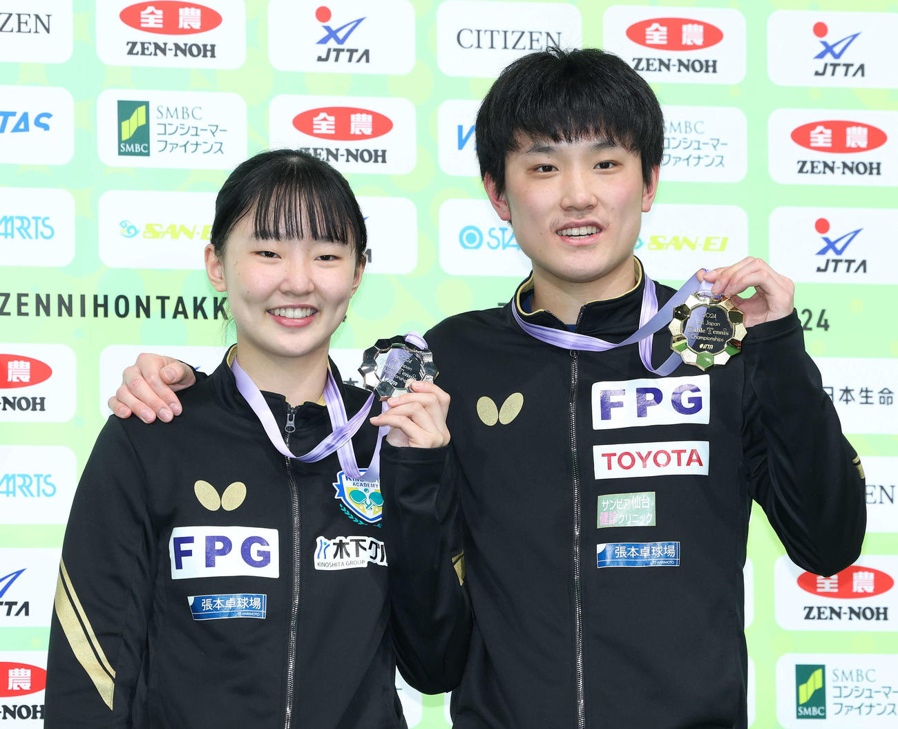 表彰式後、妹の張本美（左）と記念撮影する張本智（撮影・河田真司）