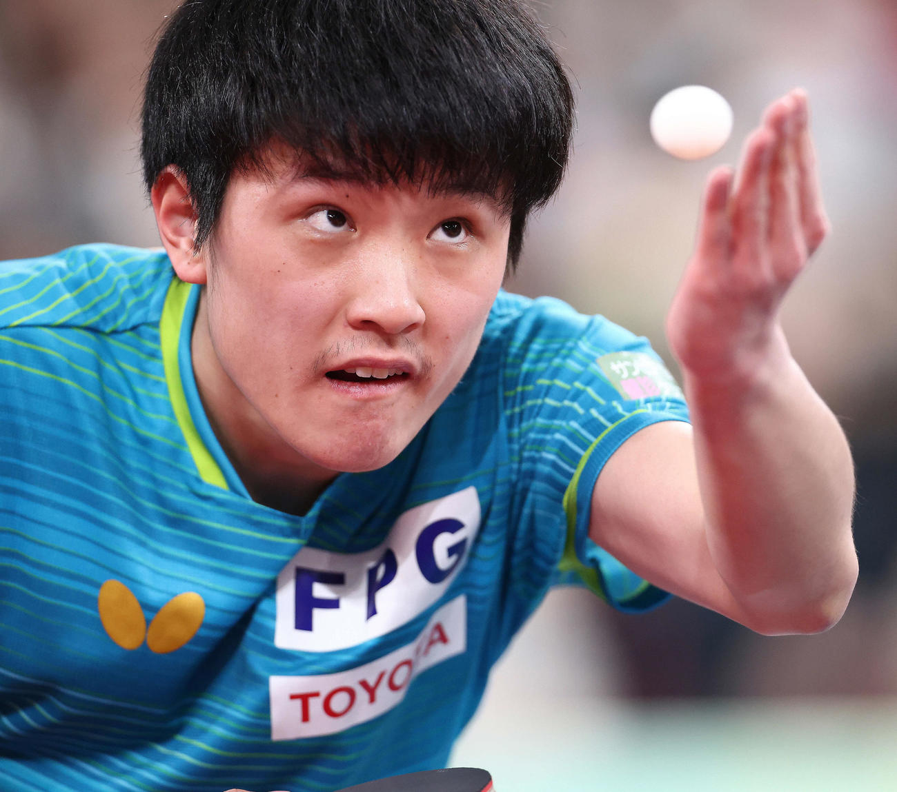 男子シングルス決勝　サーブを放つ張本（撮影・河田真司）