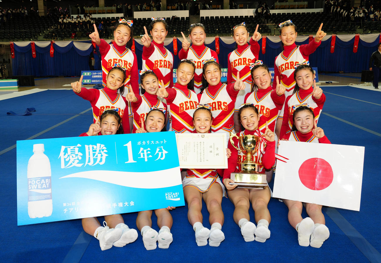 チアリーディング全日本高校選手権で優勝し写真に納まる箕面自由学園の選手たち（撮影・江口和貴）