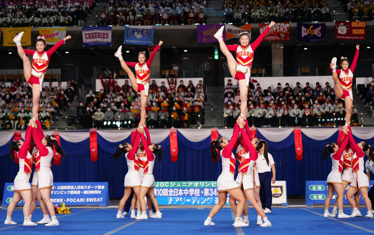 チアリーディング全日本高校選手権の自由演技ディビジョン1で演技する箕面自由学園の選手たち（撮影・江口和貴）