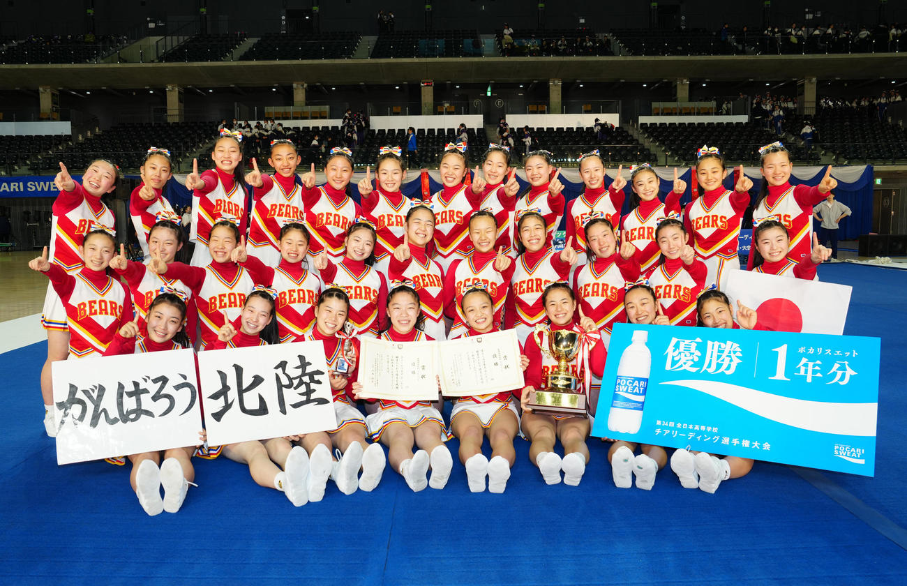 表彰式後、写真に納まる自由演技ディビジョン1と2で優勝した箕面自由学園の選手たち（撮影・江口和貴）
