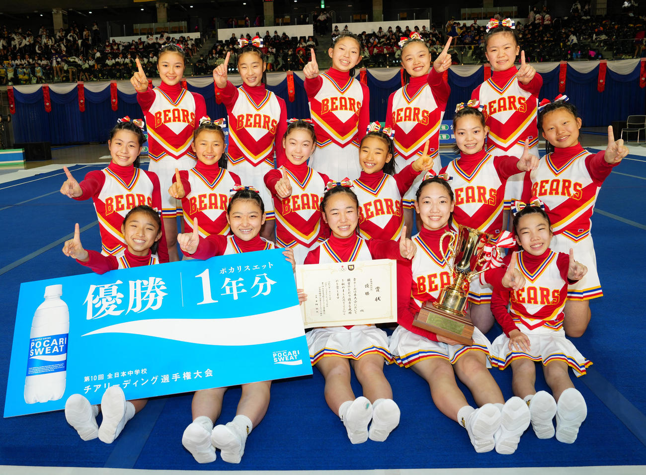 全日本中学選手権で優勝し写真に納まる箕面自由学園中の選手たち（撮影・江口和貴）
