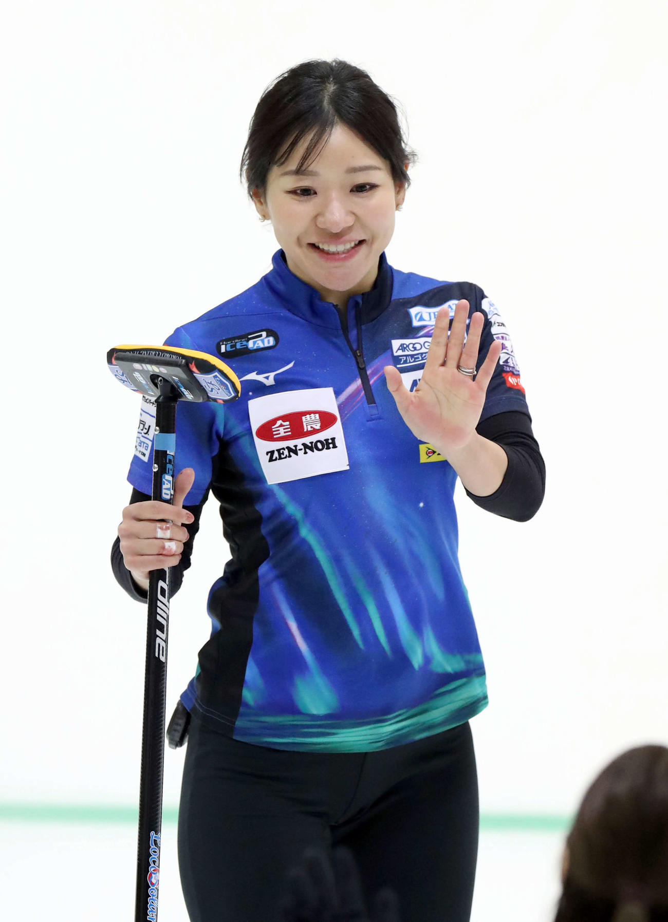 ロコ・ソラーレ対グランディール　第10エンド、ショットを放ち笑顔を見せるロコ・ソラーレの吉田知（撮影・佐藤翔太）