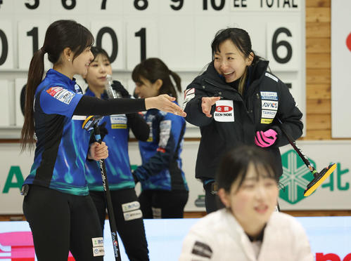 ロコ・ソラーレ対グランディール　第9エンド、談笑するロコ・ソラーレの吉田知（左）と藤沢（撮影・佐藤翔太）