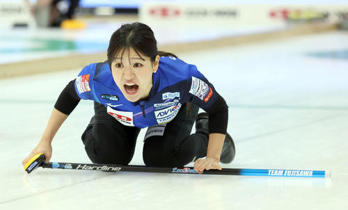 ロコ・ソラーレ対グランディール　第3エンド、指示を出すロコ・ソラーレの吉田知（撮影・佐藤翔太）