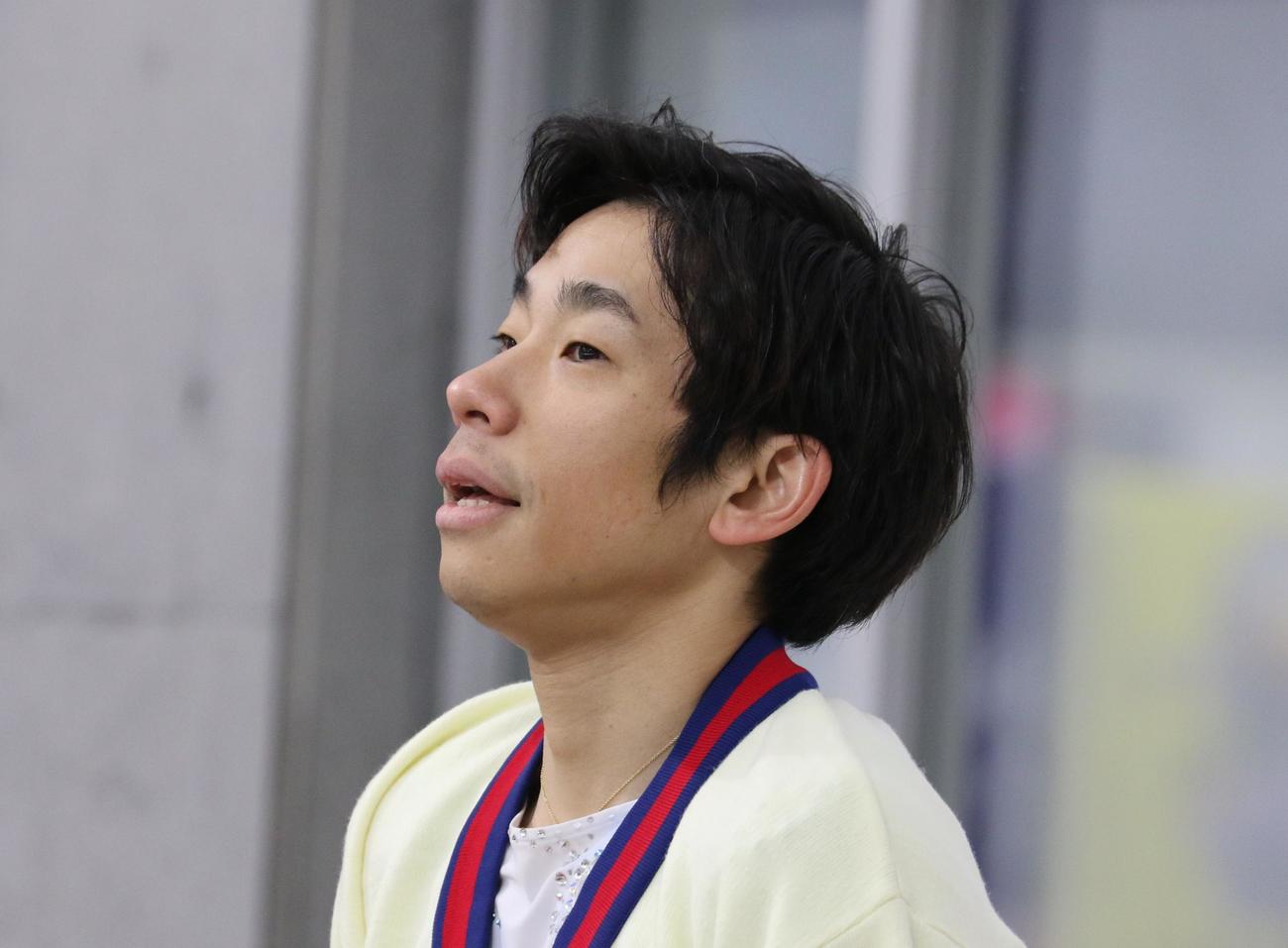 国民スポーツ大会冬季大会　成年男子SPで得点のアナウンスを聞く織田（撮影・藤塚大輔）