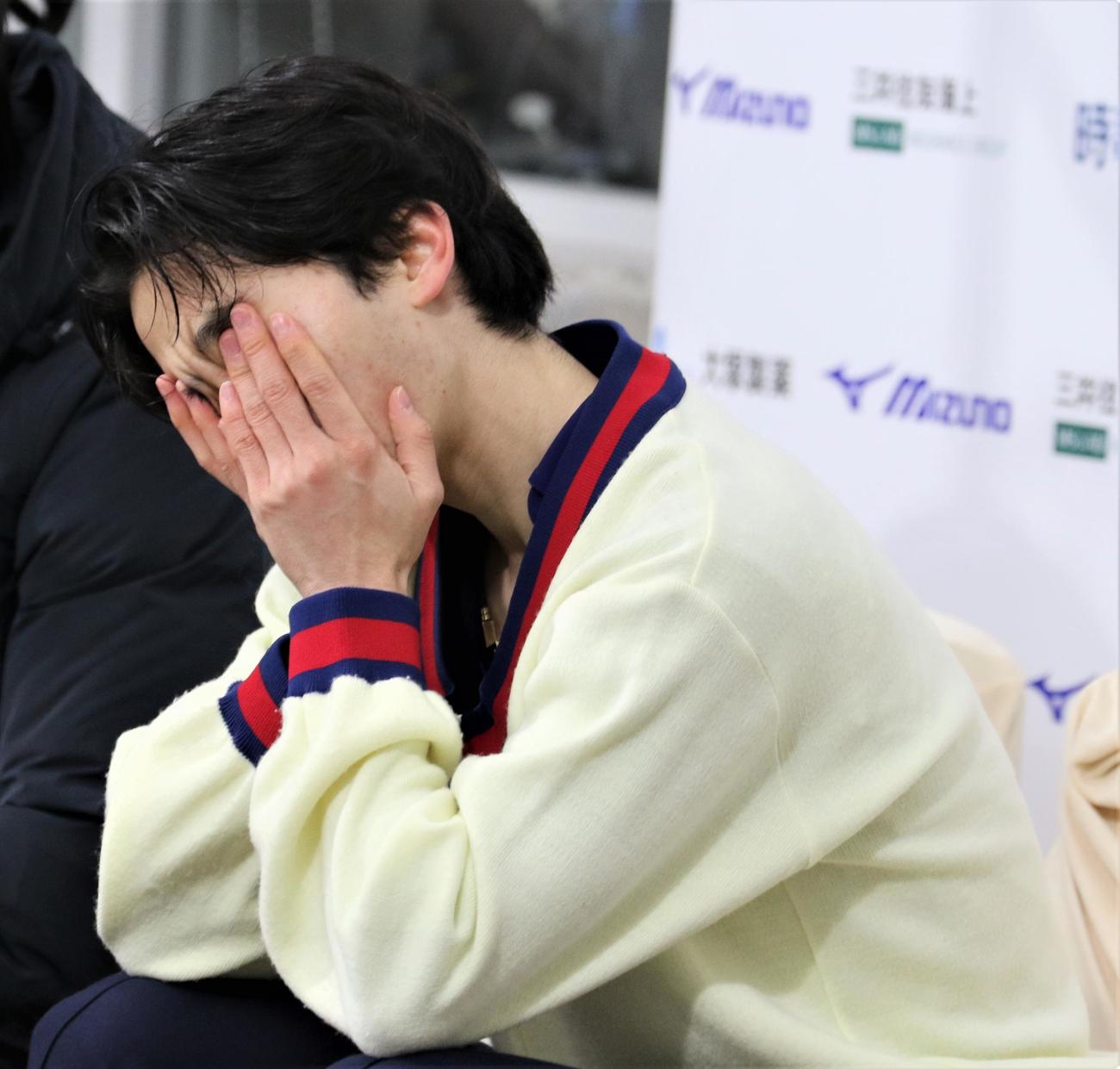 国民スポーツ大会冬季大会　成年男子SP後に悔しそうに顔を覆う友野（撮影・藤塚大輔）