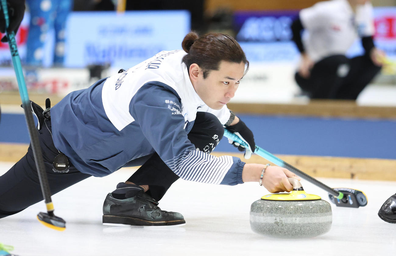 チームTANI対SC軽井沢クラブ　第7エンド、ショットを放つSC軽井沢クラブの柳沢（撮影・佐藤翔太）