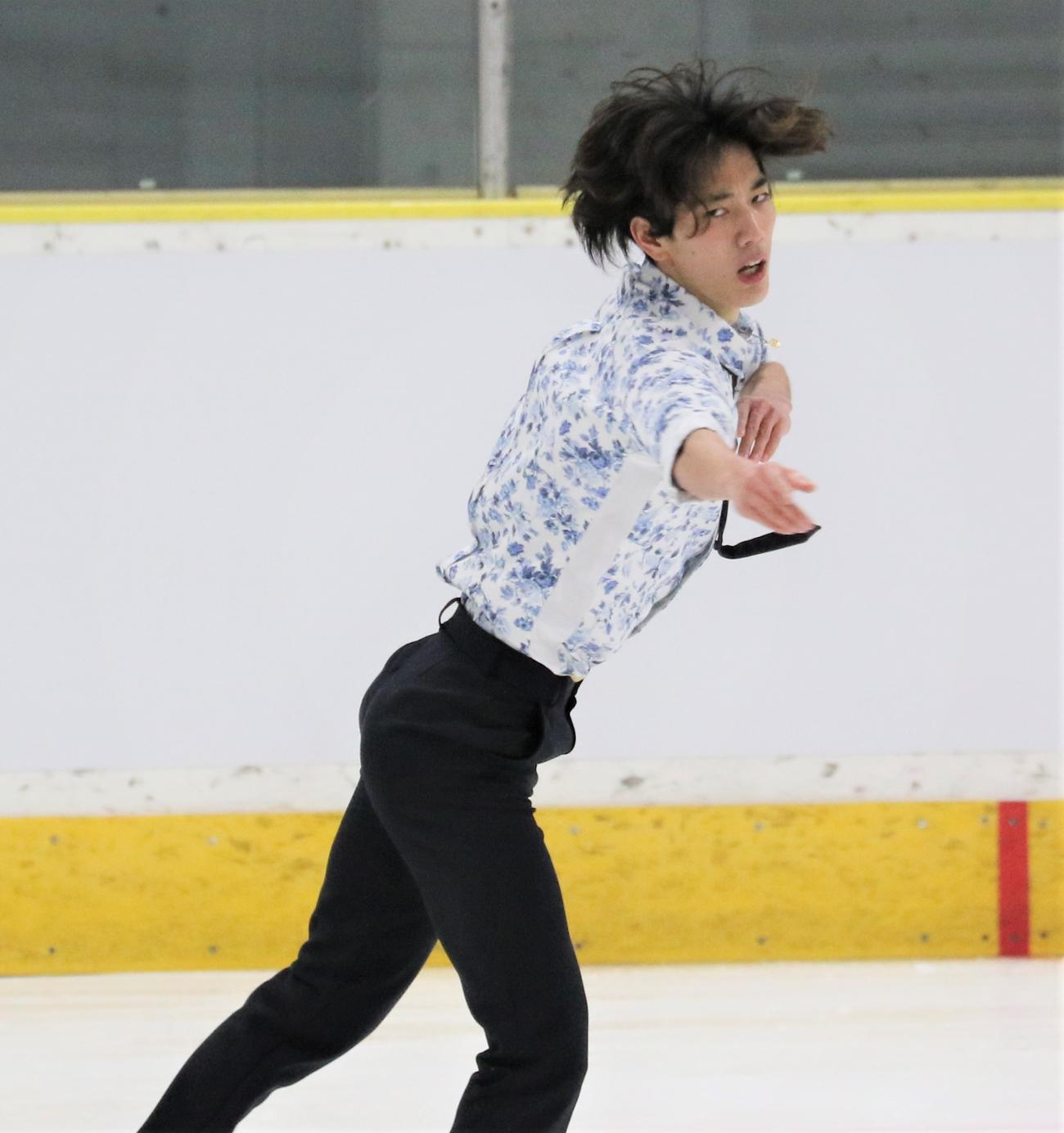 国民スポーツ大会冬季大会　成年男子SPで演技を披露する三宅（撮影・藤塚大輔）