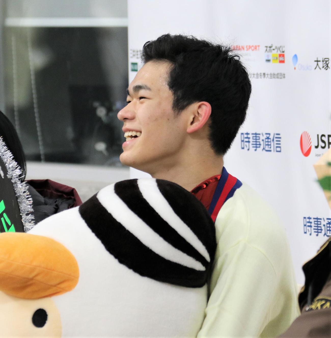 国民スポーツ大会冬季大会　少年男子フリーの演技後にキスアンドクライで笑顔を浮かべる織田信義（撮影・藤塚大輔）
