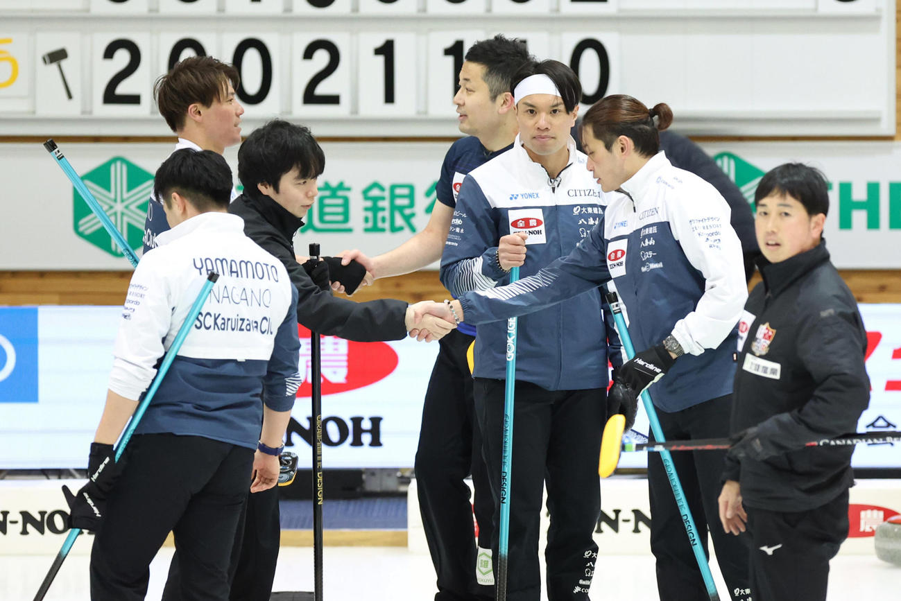 チームTANI対SC軽井沢クラブ　チームTANIに勝利しあいさつするSC軽井沢クラブの山口（中央）らSC軽井沢クラブの選手たち（撮影・佐藤翔太）