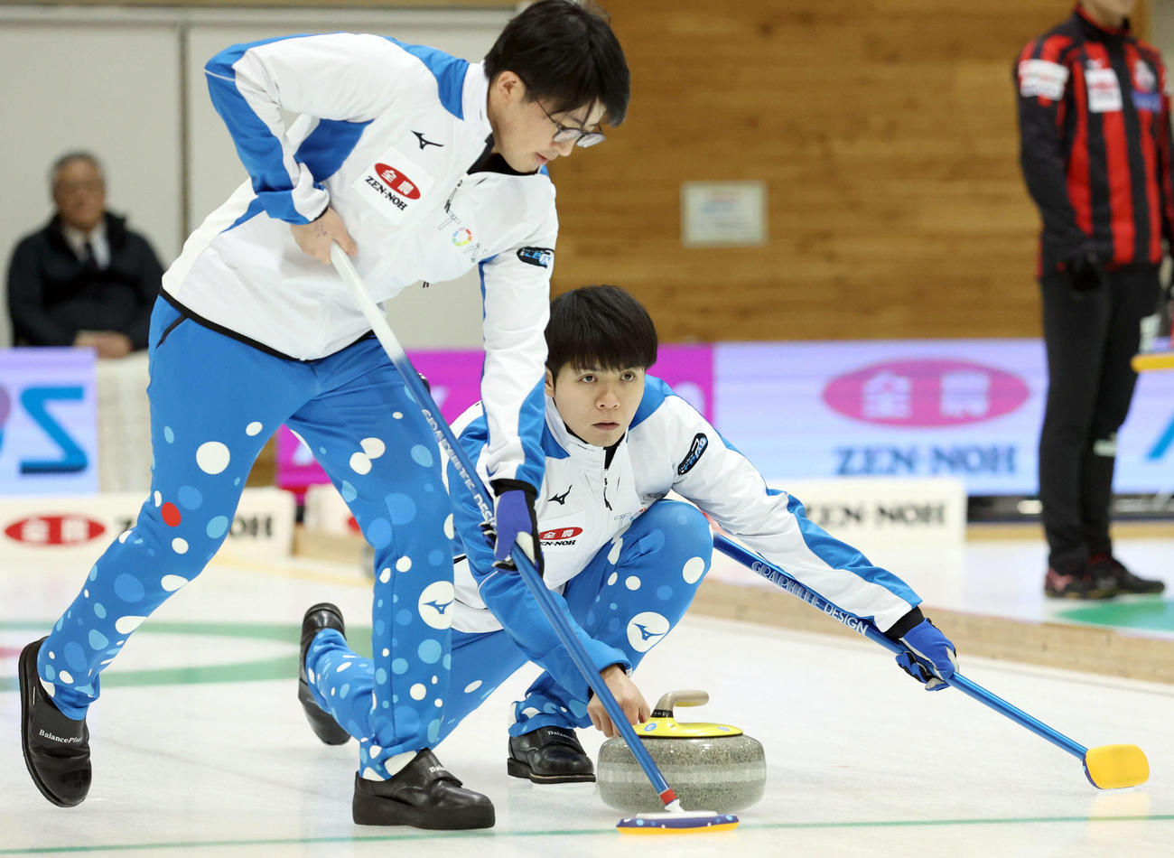 札幌国際大学対TM軽井沢　第1エンド、ショットを放つTM軽井沢の両角（撮影・佐藤翔太）