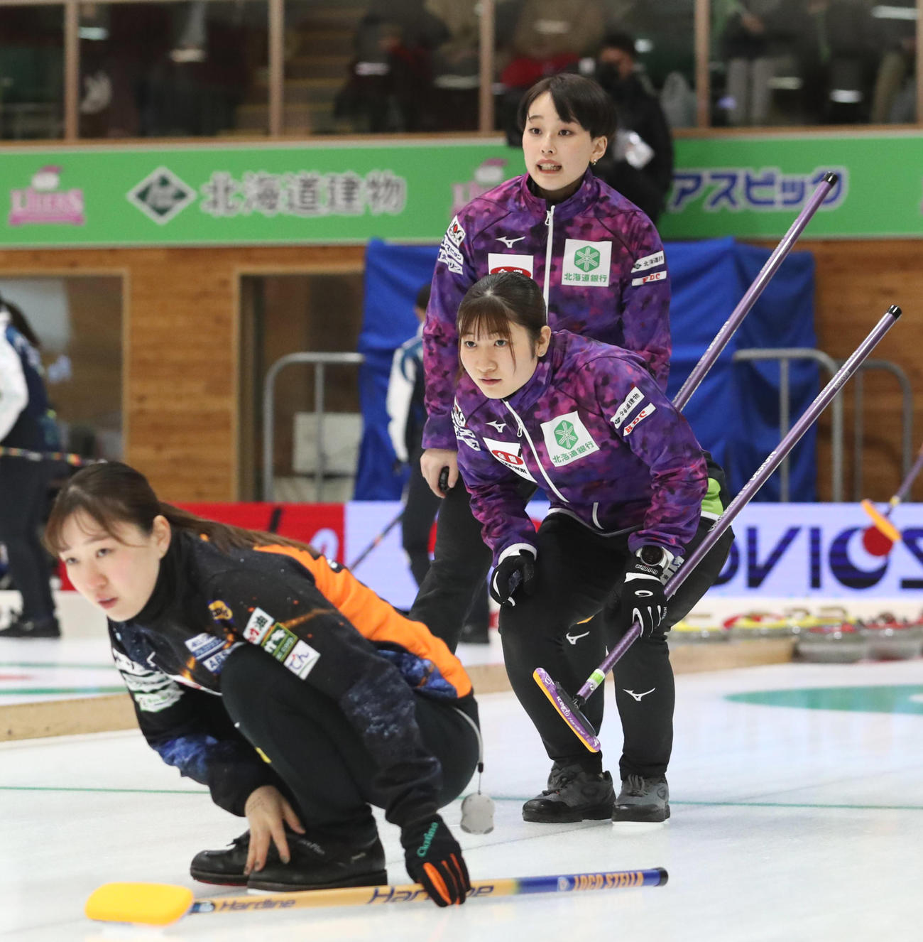 北海道銀行対ロコ・ソラーレS　第1エンド、相手のストーンの行方を見つめる北海道銀行の田畑（中央）と中島（撮影・佐藤翔太）