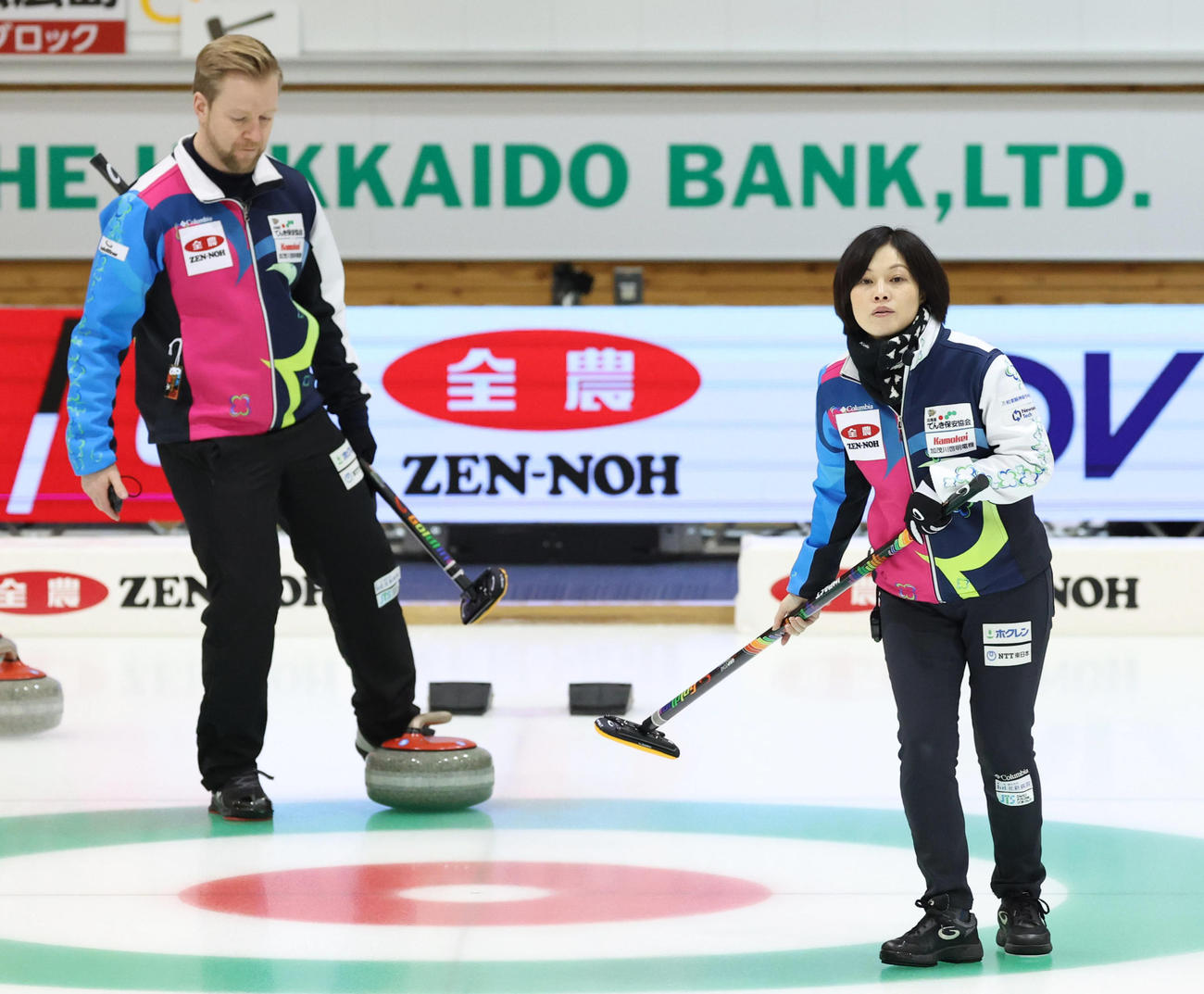 フォルティウス対チーム広島　試合前練習に参加するフォルティウスのエディンコーチ（左後方）と船山（撮影・佐藤翔太）