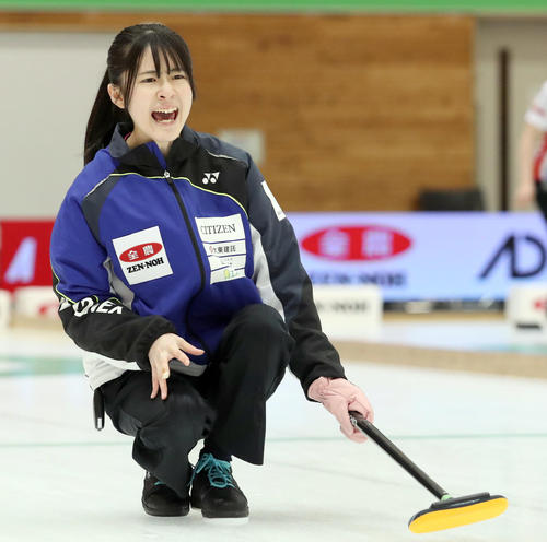 中部電力対SC軽井沢クラブジュニア　第1エンド、ショットを放ち指示を出すSC軽井沢クラブジュニアの渡辺（撮影・佐藤翔太）