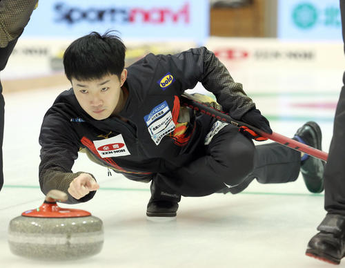 ロコ・ソラーレ対札幌国際大学　第3エンド、ショットを放つロコ・ソラーレの前田拓（撮影・佐藤翔太）