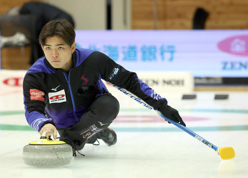 ロコ・ソラーレ対札幌国際大学　第3エンド、ショットを放つ札幌国際大学の佐藤（撮影・佐藤翔太）