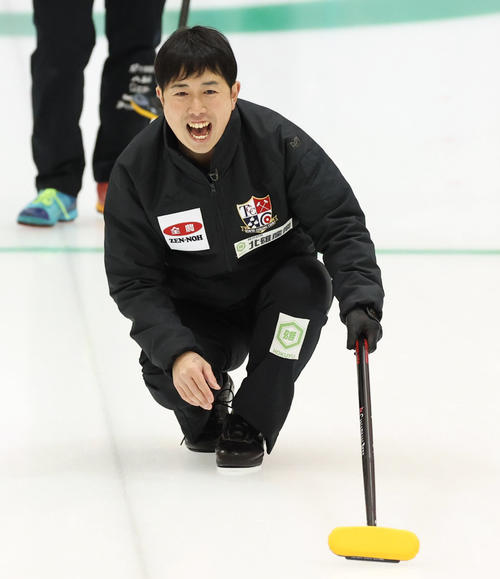 チームTANI対SC軽井沢クラブ　第4エンド、ショットを放ち指示をするチームTANIの谷（撮影・佐藤翔太）