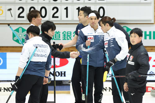チームTANI対SC軽井沢クラブ　チームTANIに勝利しあいさつするSC軽井沢クラブの山口（中央）らSC軽井沢クラブの選手たち（撮影・佐藤翔太）