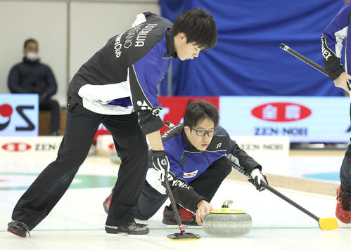 チーム佐藤対SC軽井沢クラブジュニア　第1エンド、ショットを放つSC軽井沢クラブジュニアの高橋（撮影・佐藤翔太）