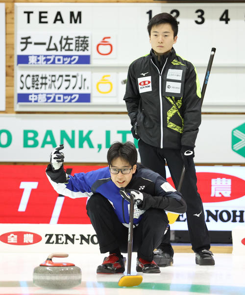 チーム佐藤対SC軽井沢クラブジュニア　第1エンド、指示をするSC軽井沢クラブジュニアの高橋（撮影・佐藤翔太）