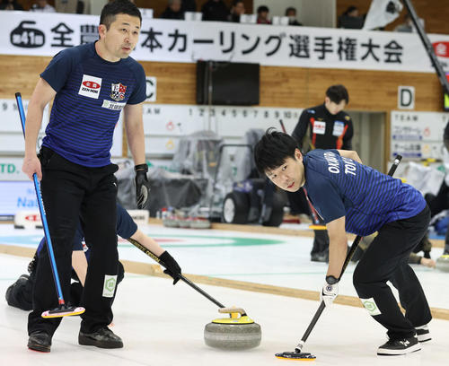 SC軽井沢クラブジュニア対チームTANI　第1エンド、ストーンの行方を見つめるチームTANIの山崎（左）と岡村（撮影・佐藤翔太）