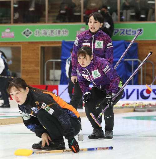 北海道銀行対ロコ・ソラーレS　第1エンド、相手のストーンの行方を見つめる北海道銀行の田畑（中央）と中島（撮影・佐藤翔太）