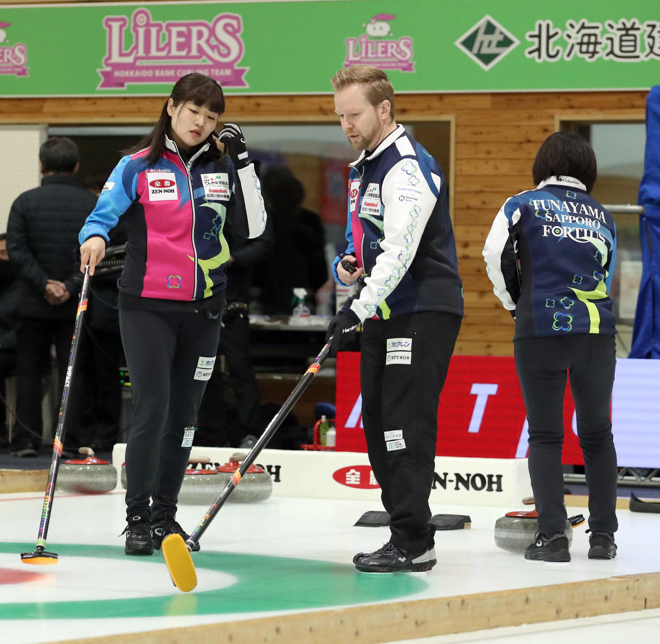 フォルティウス対チーム広島　試合前練習で会話をするフォルティウスの小谷（左）とエディンコーチ（撮影・佐藤翔太）