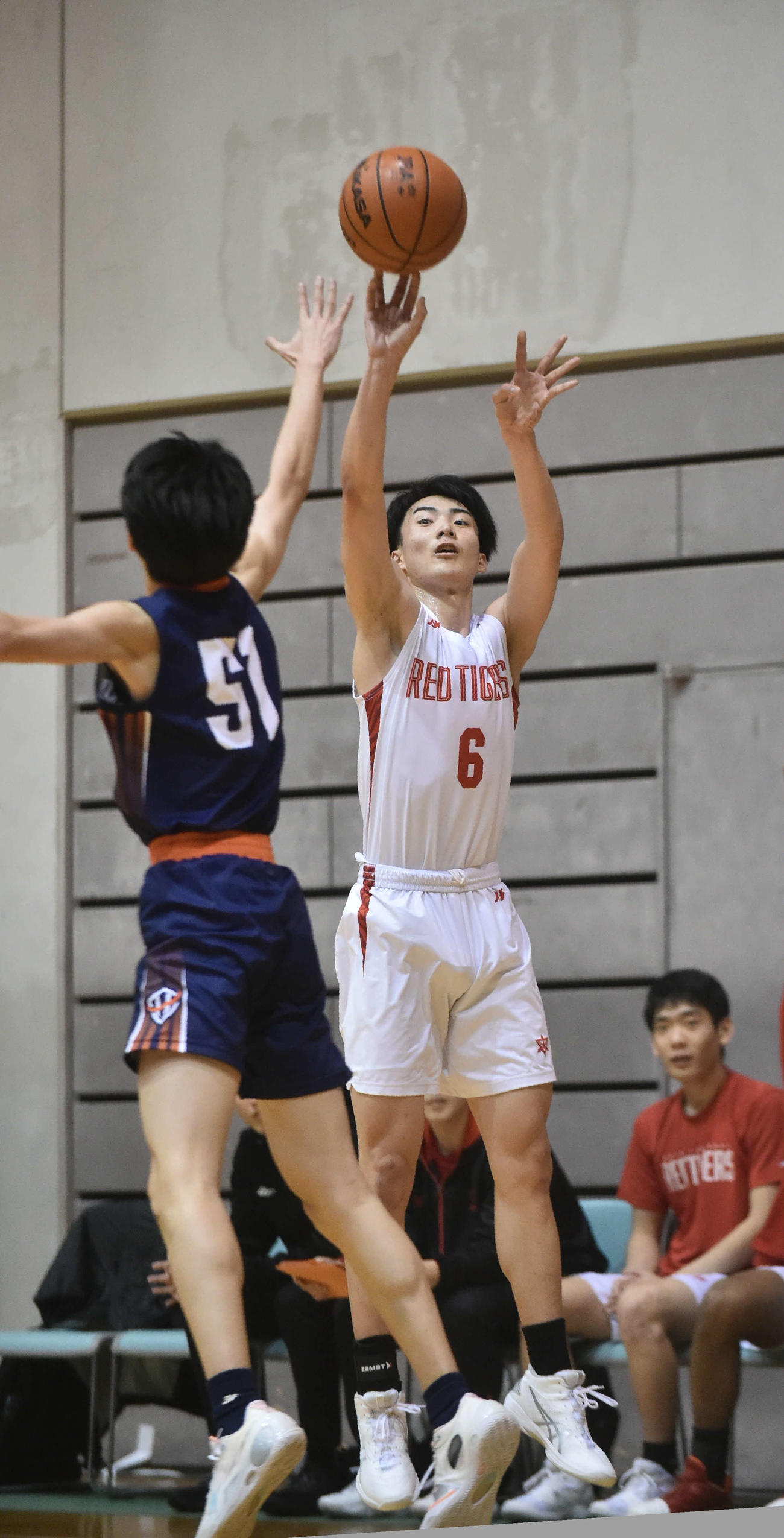 3点シュートを打つ開志国際・千保