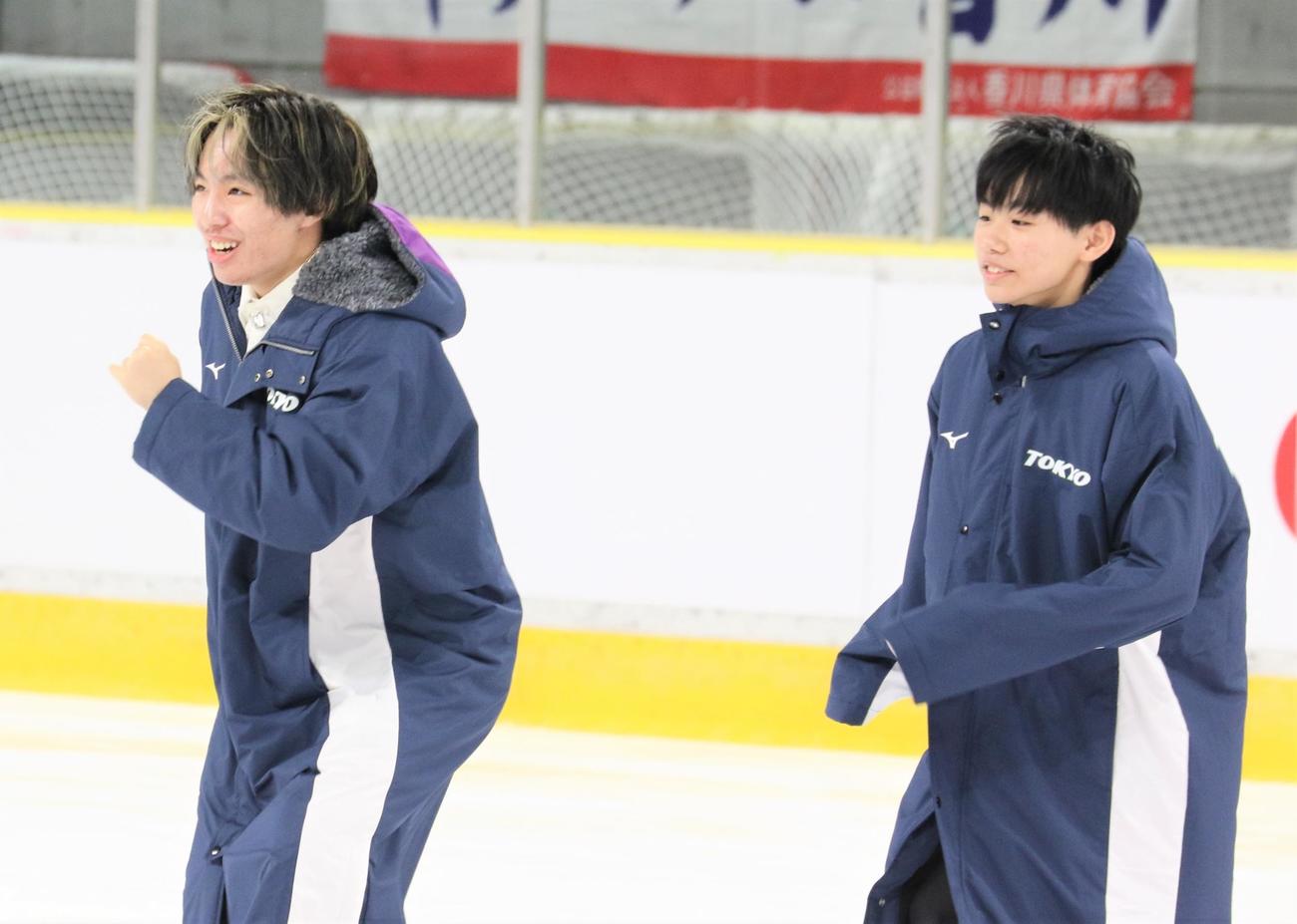 国民スポーツ大会冬季大会　少年男子で優勝した東京代表の三浦（左）と蛯原（撮影・藤塚大輔）