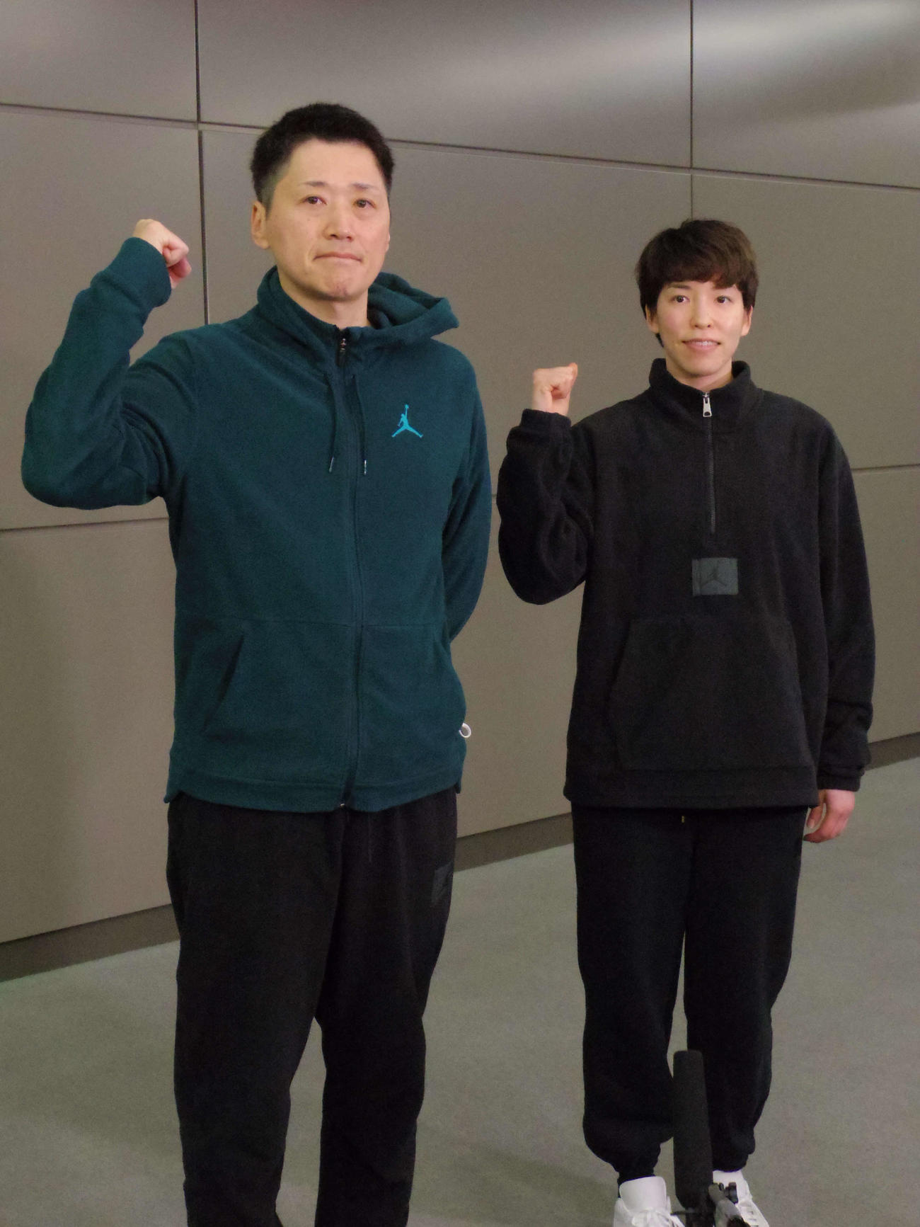 出国前に取材対応した日本代表の恩塚監督（左）と主将の林咲希