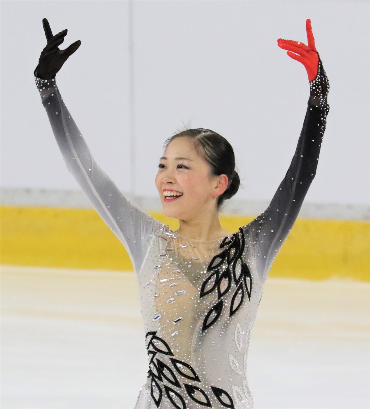 国民スポーツ大会冬季大会　少年女子フリーの演技を終えて笑顔を見せる吉田（撮影・藤塚大輔）