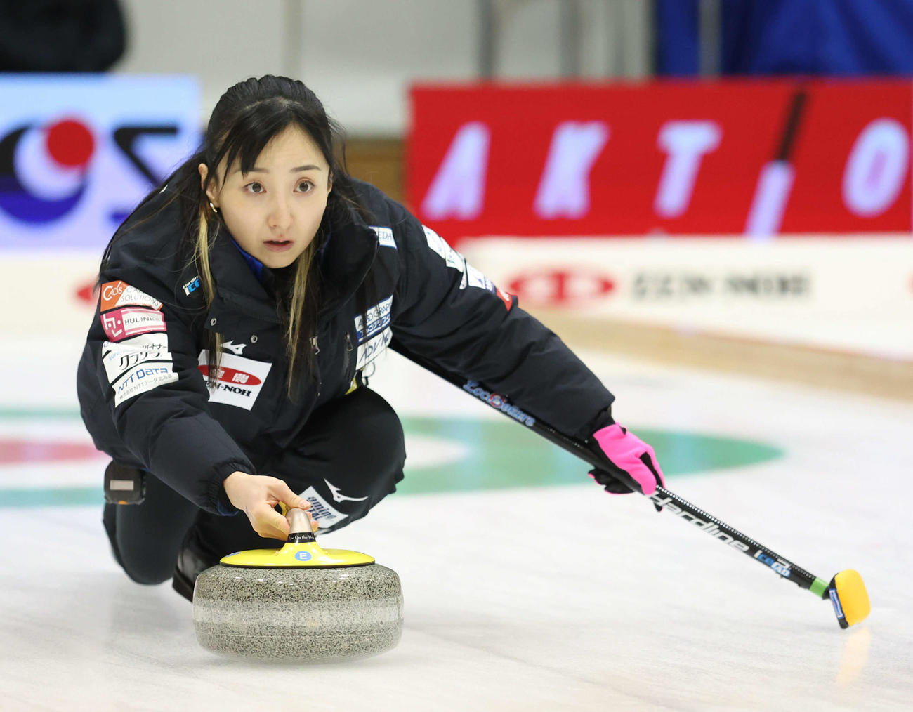 岩手県協会対ロコ・ソラーレ　第1エンド、ショットを放つロコ・ソラーレの藤沢（撮影・佐藤翔太）