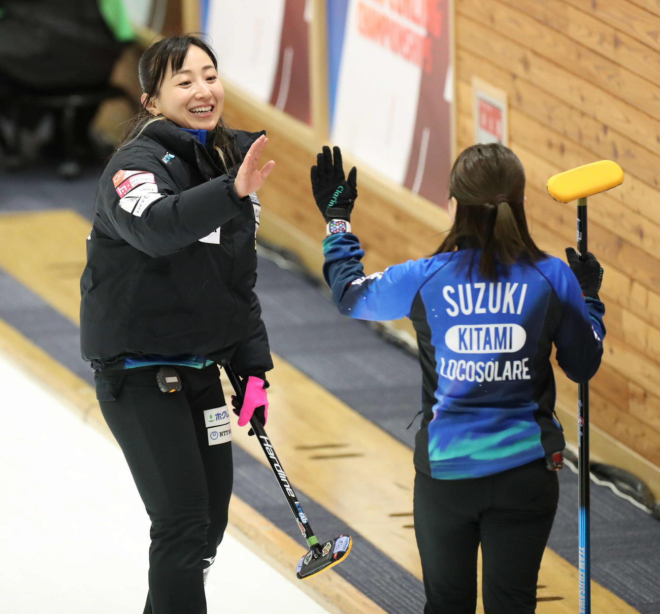 岩手県協会対ロコ・ソラーレ　第10エンド、笑顔でハイタッチをするロコ・ソラーレの藤沢（左）と鈴木（撮影・佐藤翔太）