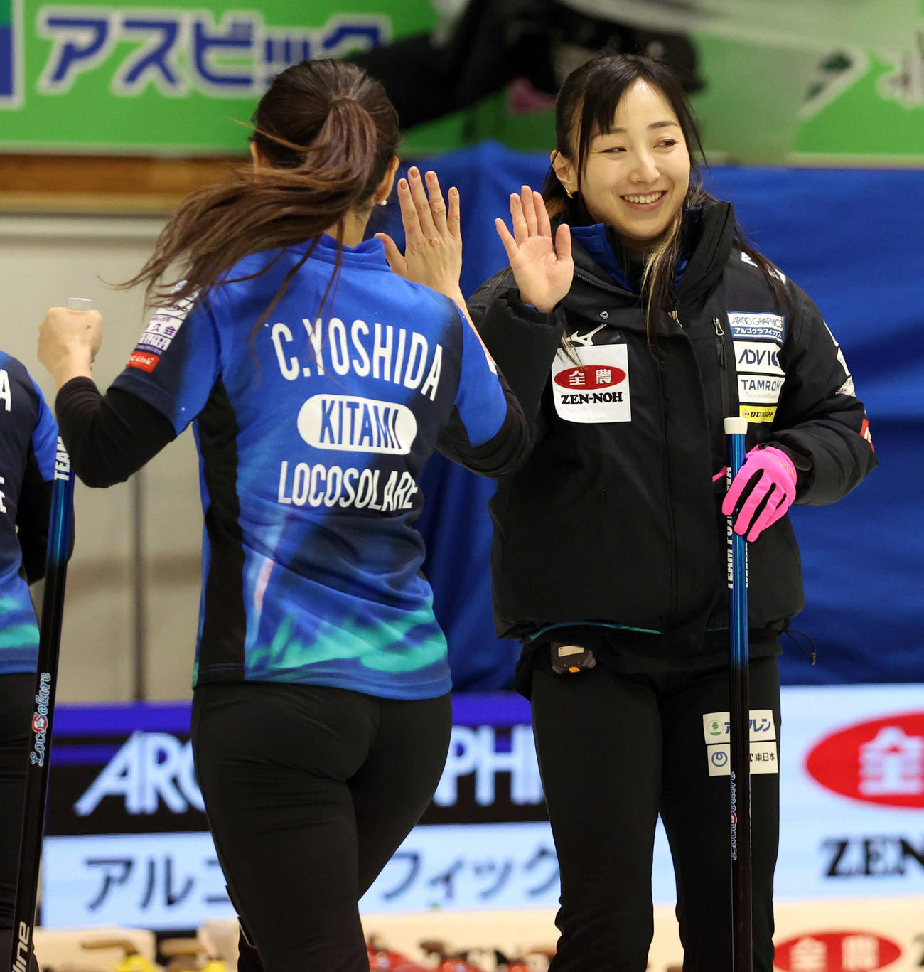 第41回全農日本カーリング選手権大会　女子1次リーグ　岩手県協会対ロコ・ソラーレ　第2エンド、笑顔でハイタッチするロコ・ソラーレの吉田知（左）と藤沢（撮影・佐藤翔太）