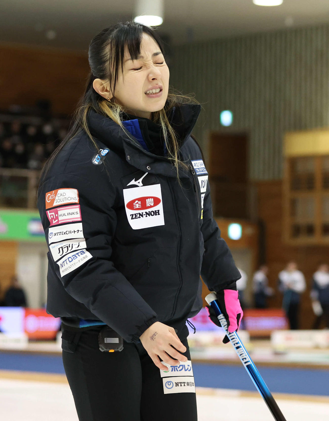 岩手県協会対ロコ・ソラーレ　第5エンド、顔をしかめるロコ・ソラーレの藤沢（撮影・佐藤翔太）