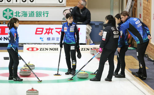 岩手県協会対ロコ・ソラーレ　第9エンド、選手たちにアドバイスするロコ・ソラーレのリンド・コーチ（右）（撮影・佐藤翔太）