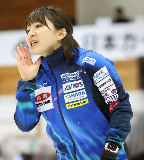 岩手県協会対ロコ・ソラーレ　第2エンド、指示を出すロコ・ソラーレの鈴木（撮影・佐藤翔太）