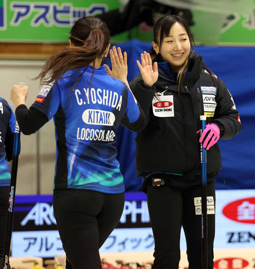 第41回全農日本カーリング選手権大会　女子1次リーグ　岩手県協会対ロコ・ソラーレ　第2エンド、笑顔でハイタッチするロコ・ソラーレの吉田知（左）と藤沢（撮影・佐藤翔太）