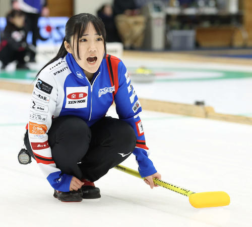 岩手県協会対ロコ・ソラーレ　第1エンド、指示を出す岩手県協会の瀬川（撮影・佐藤翔太）